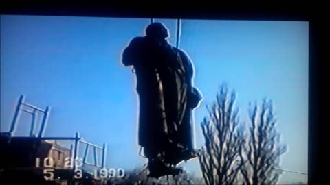 Parintele Sorin Grecu la demolarea statuii lui Lenin din Piata Scanteii, Bucuresti 1990