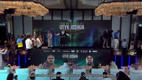 El campeón ucraniano Oleksandr Usyk apareció en la conferencia de prensa antes de la pelea con la i