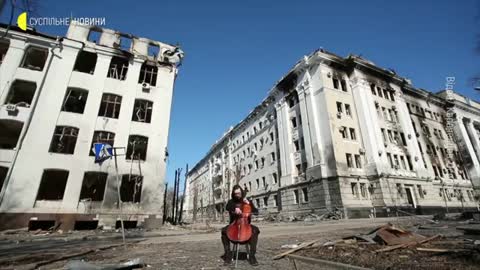 Ein Cello in Charkiw - Ein Ukrainer als Zeichen für den Lebenswillen in einer zerstörten Stadt