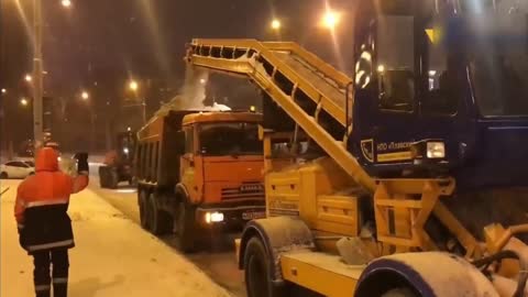 Amazing Machine Techniques to Remove Road-Side Snow.