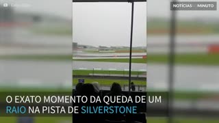 Impressionante momento de queda de raio em pista de corrida