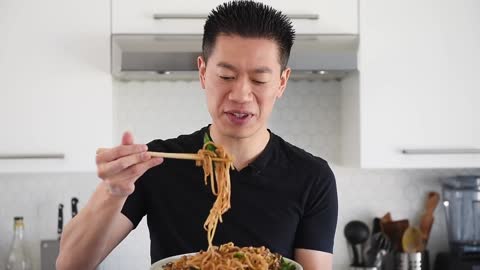 Easy & fast vegan noodle stir fry