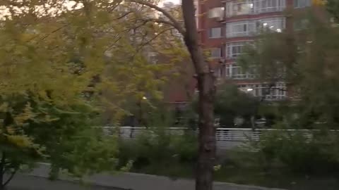 There are so many people on the riverside during the evening walk.