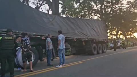 Policía custodia carga de maíz vía a la costa