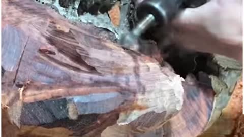 Amazingly-talented craftsman carves a leopard hunting a rabbit 🤯🤩