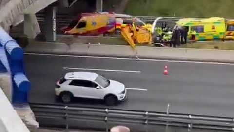VÍDEO: Helicóptero cai em rodovia de Madrid