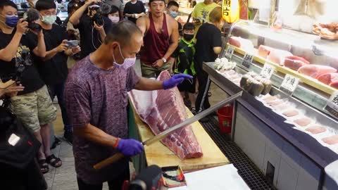 Luxurious sashimi! Giant Bluefin Tuna Butchering Show - Taiwanese Cuisine