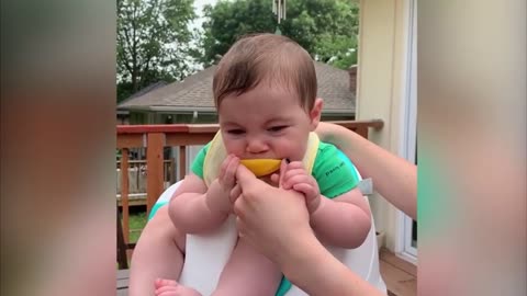 Babies who eat lemon for the first time