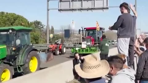 Farmers, Barcelona: Entrance to the central market blocked