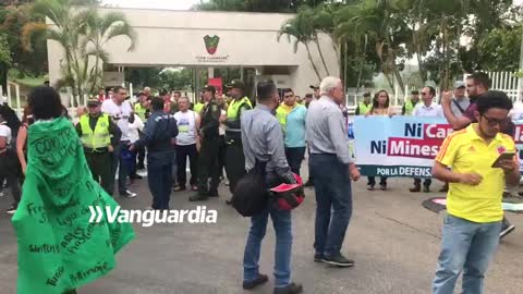 Protesta frente al Club Campestre contra proyecto minero en Santurbán