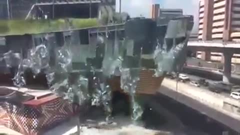 Se derrumbó fachada de nuevo centro comercial en México