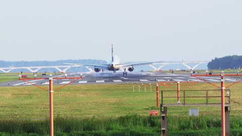 How do Plane Lands on Runway?