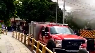 Comando de policía en llamas