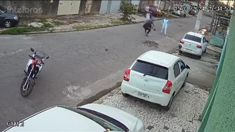 Moto thiefs fail in a try to rob people