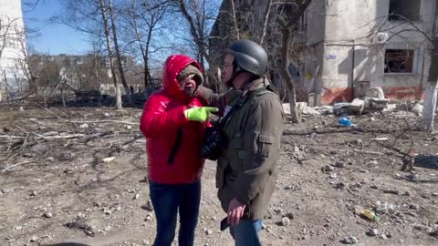 Cette femme, consolée par un journaliste russe