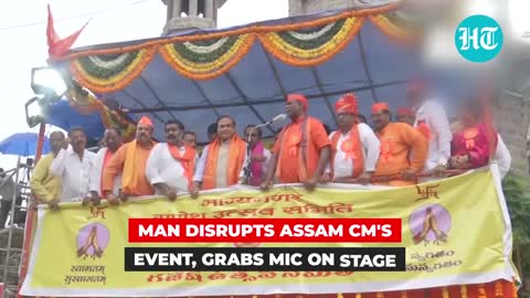 Drama at Assam CM's rally_ Man storms stage, snatches mic amid chaotic scenes in Hyderabad片段