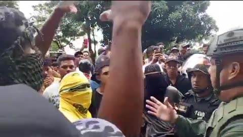 Em muitos locais da Venezuela as forças armadas estão permitindo que as manifestações contra Maduro avancem sem impedimentos!