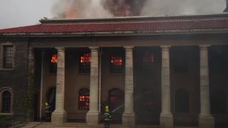 El incendio de Table Mountain llega a la Universidad de Ciudad del Cabo