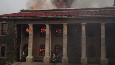El incendio de Table Mountain llega a la Universidad de Ciudad del Cabo