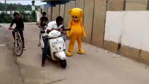 Funny teddy bear bakchodi prank with strangers😄🤣 Irritating people 😅🤩🙏😜