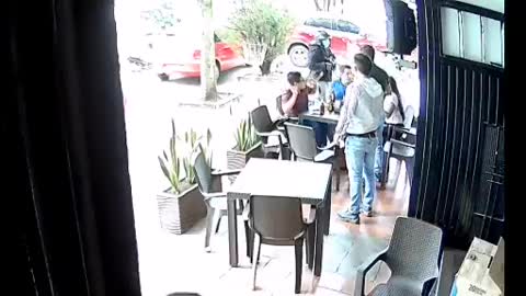 Video: Hombres armados llegaron a una tienda en Bucaramanga y robaron a por lo menos 8 personas