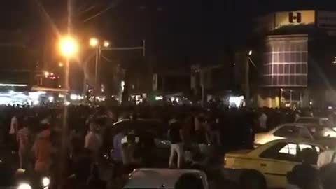 Protestors in Izeh with the slogan "Khamenei's fire cannon should be killed"