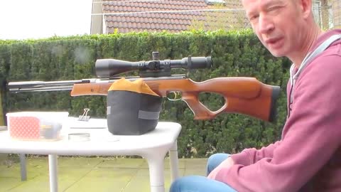 Luchtbuks schieten in de tuin./ Airgun shooting in the yard.