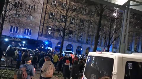 FREIHEIT JETZT - Leipzig, 06.11.2021 - Demonstranten stehen Wasserwerfer gegenüber