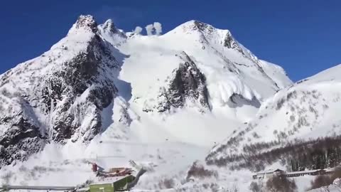 World's Biggest Avalanche - 2 contrasting views