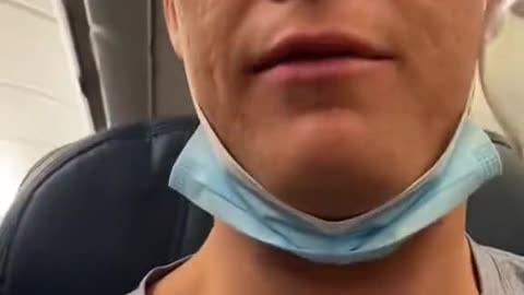 USA - Man on a plane drinking water gets told by flight attendant, must put the mask on after taking sips of water