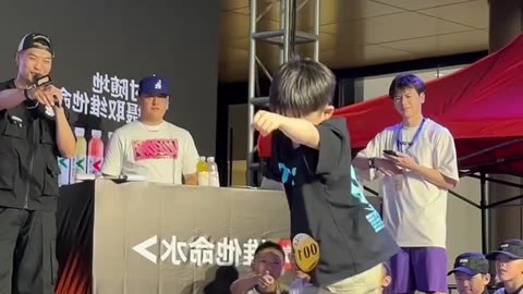 OMG 😱 what's doing this Chinese people 🤣 Hip Hop dance 🩰