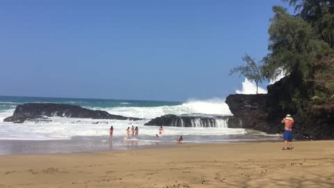 Random Giant Waves In Hawaii