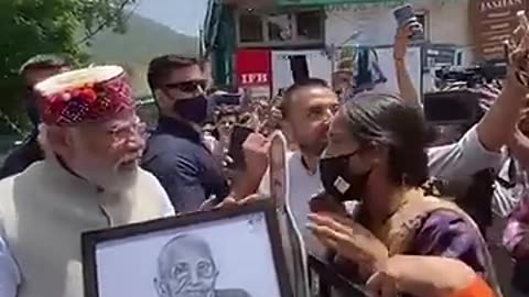 PM Modi stops his car to accept the painting by a girl in Shimla