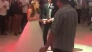 Recién casados son presentados por una muestra de karate