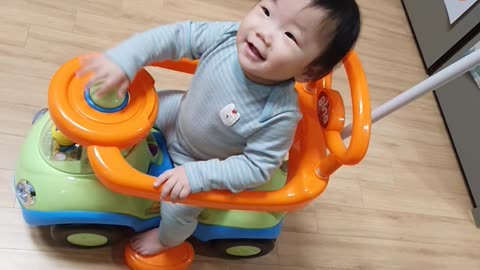 Baby Dancing in Pororo Car