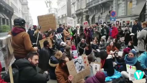 V-Media gaat live in Brussel op een actie van ouders voor kinderrechten op 17 december 2021