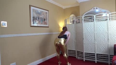 Demonstration of leggings try on, this week they are GOLD