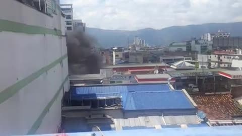 Video: Cuerpo de Bomberos atendió incendio de un bus en Bucaramanga