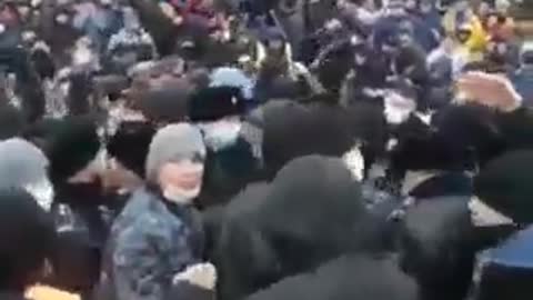 🔴[KAZACHSTAN] DEMONSTRUJĄCY PRZEJĘLI POSTERUNEK RAZEM Z POLICJANTAMI