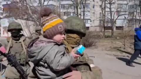 Distribuzione aiuti umanitari a Kherson da parte dell'esercito russo