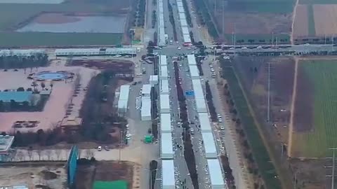 🇨🇳 CHINA - Henan province COVID quarantine camps, filling a highway. Thousands of camps have sprung up all over China, as almost 165 million people are under lockdown or restrictions.