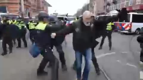 Police set dogs on protesters at massive anti-lockdown rally @ Amsterdam