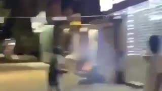 vídeo mostra grupo a atirar fogo de artifício a sem-abrigo