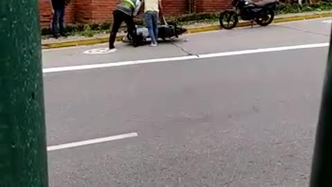 En medio de operativo, agreden a otro agente de tránsito en Bucaramanga