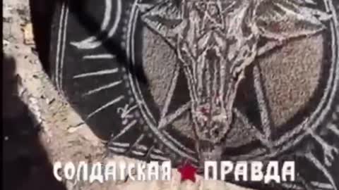 Materiale satanista tra i resti di una postazione ucraina.