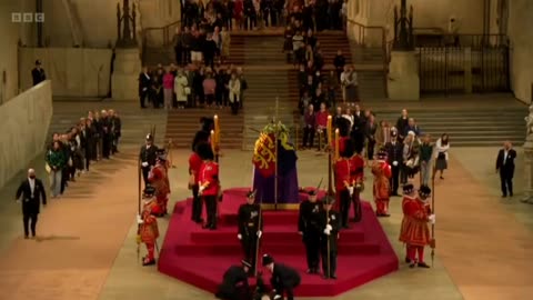 在英國女王國葬典禮現場，御林軍有人突然倒下！真的又一個“突然倒地不起”，讓人不得不去想…是新冠疫苗實驗針劑“後遺症、副作用”_心肌炎、血栓、成人猝死（SADS）…？！（一）