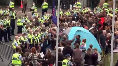 New Zealand: This is how the police behaving at peaceful protests against medical dictatorship. Is this a free world, or some banana republic?