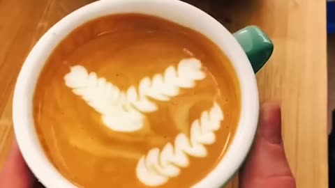 Beruhigende LATTE-ART, Die Auf Einem Anderen Niveau Ist