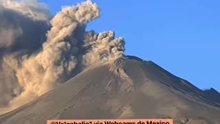 MEXICO – The Popocatépetl volcano this morning lashed out a lot of ashes