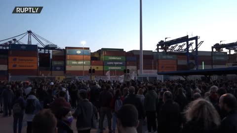 Greece: Hundreds protest workers fatal accident at Athens port - 28.10.2021